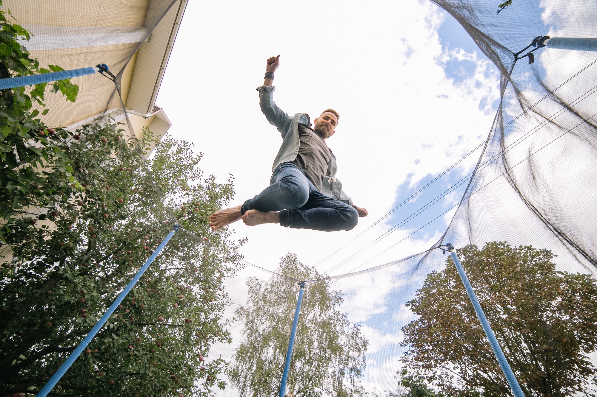 cvičenec na trampolíne