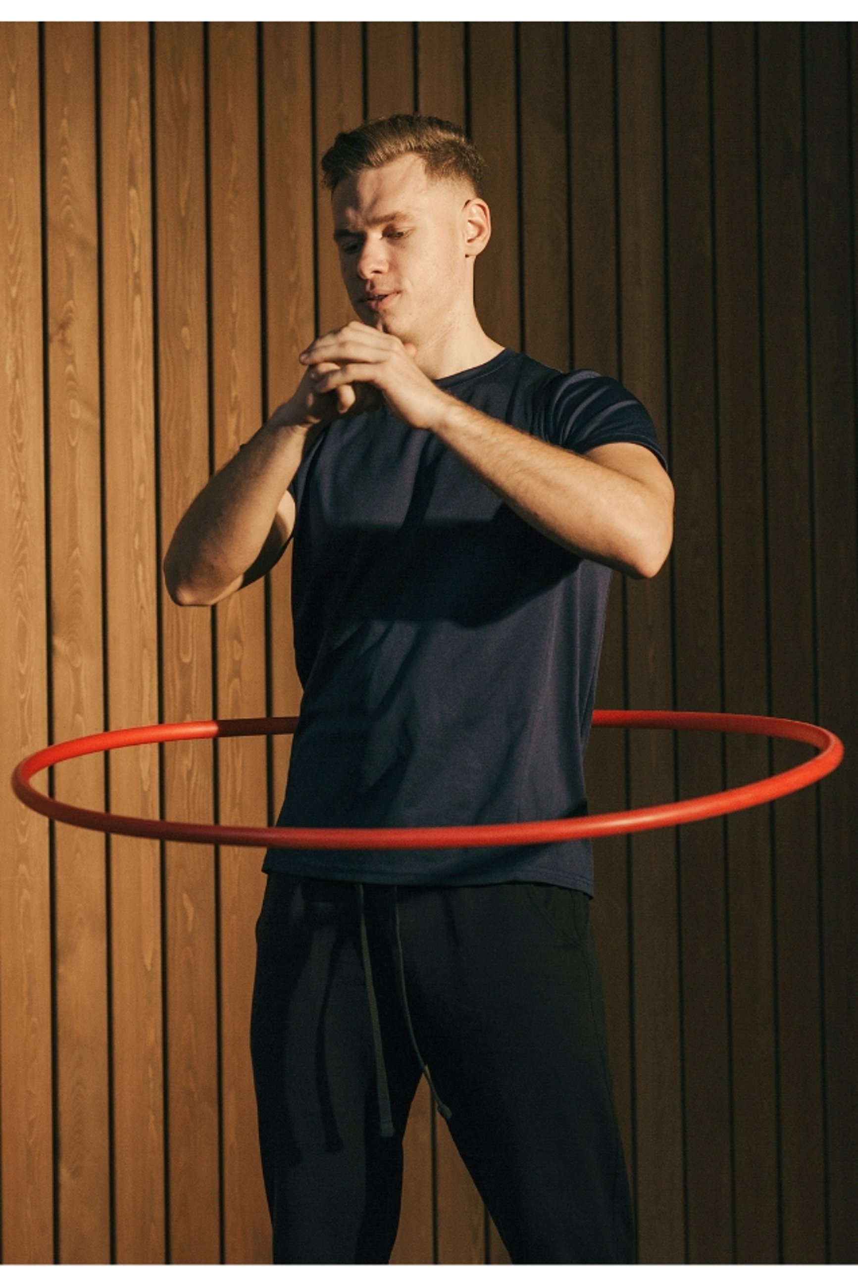 muž cvičí s hula-hoop