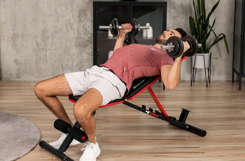 Lavica + jednoručky: minimalistická domáca posilňovňa do malého bytu