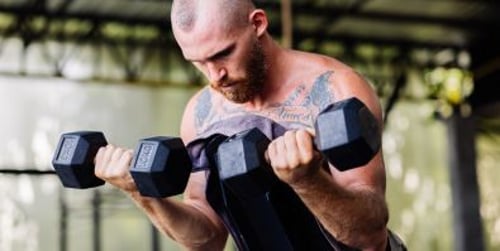 Činky vs. kettlebell: čo je lepšia voľba na domáci tréning aj do posilňovne