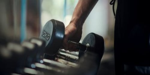 Najlepšie cviky na ramená. Ako cvičiť biceps a triceps s činkami?