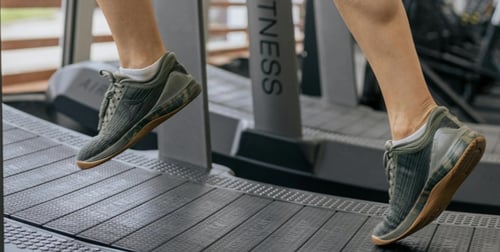 Bežecká obuv na behanie na bežeckom páse - aká by mala byť?