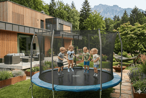 Kde a ako umiestniť trampolínu v záhrade: povrch, vzdialenosti a bezpečný priestor okolo trampolíny