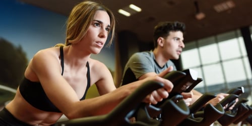 Ako trénovať spinning, keď chcete schudnúť? Ako zaradiť cvičenie na spinningovom bicykli do tréningového plánu?