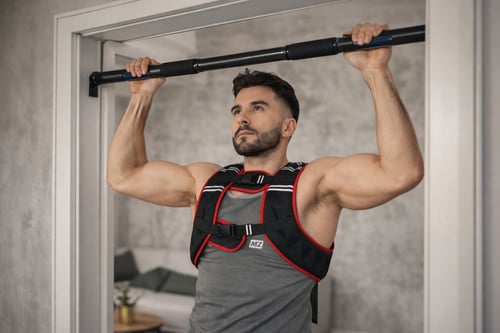 Záťažová vesta na zhyby a dipy – kedy má zmysel, ako robiť pokroky a ako cvičiť bezpečne