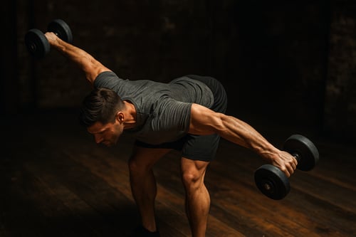 8 účinných cvikov chrbát s jednoručkami - kompletný sprievodca pre silný a zdravý chrbát