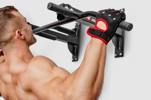 Hrazda - ako na nej cvičiť? Tréning chrbtových svalov