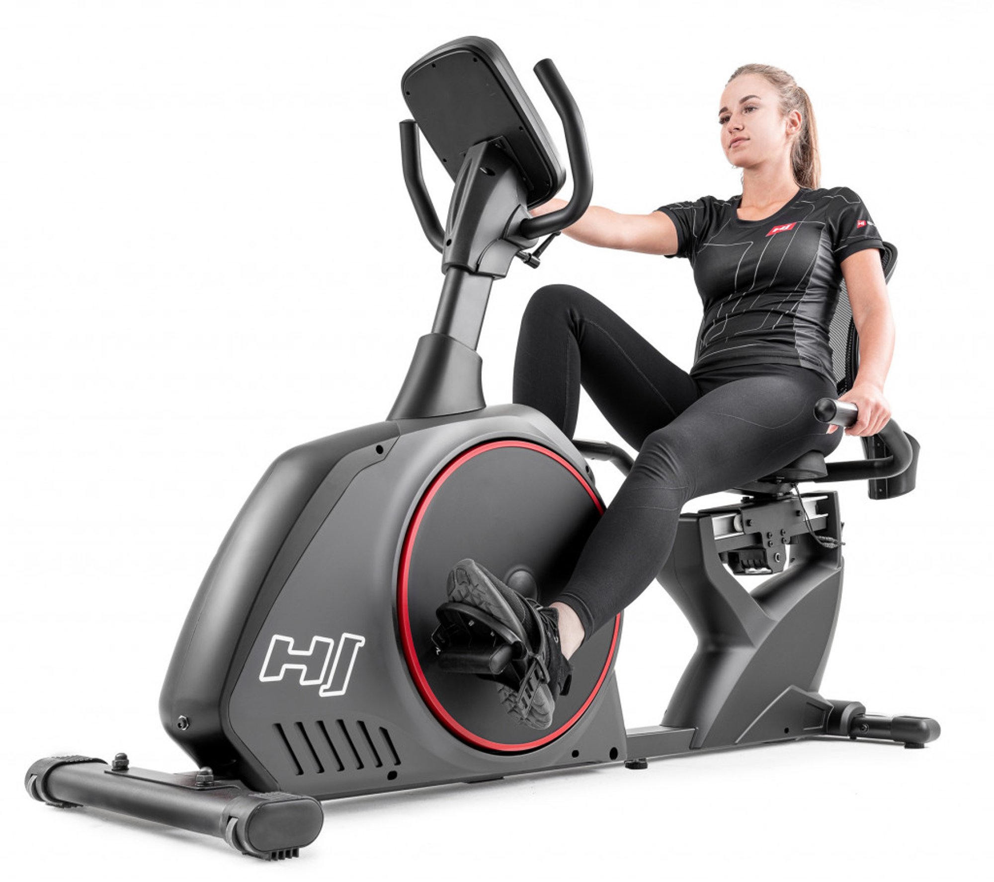 žena cvičí na recumbente Hop-sport