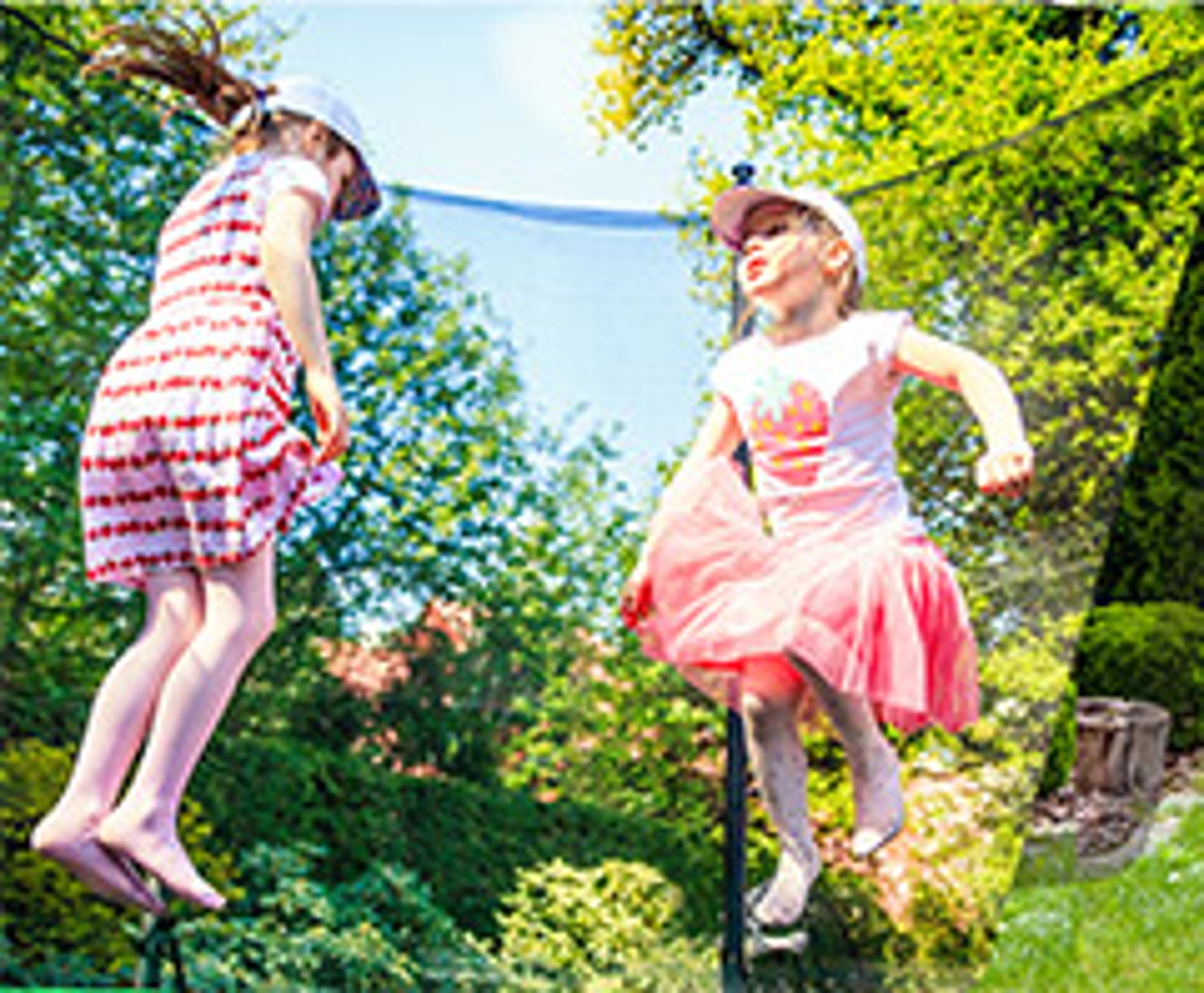 deti skáču na trampolíne